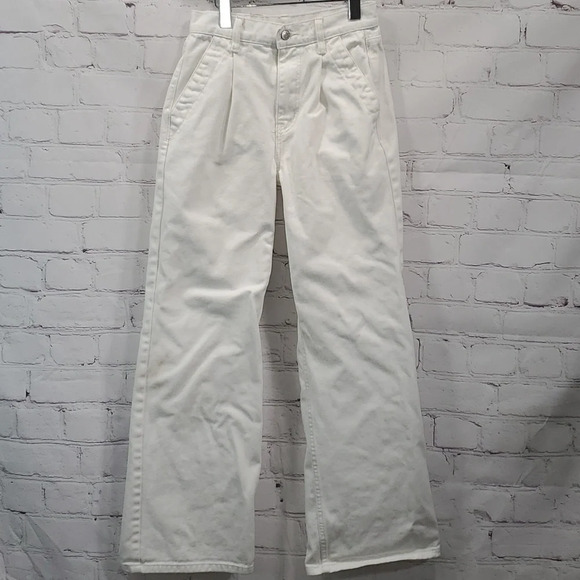 Urban Outfitters Pants - BDG Urban Outfitters High Rise Pleated White Jeans Relaxed Straight-Leg Size 24